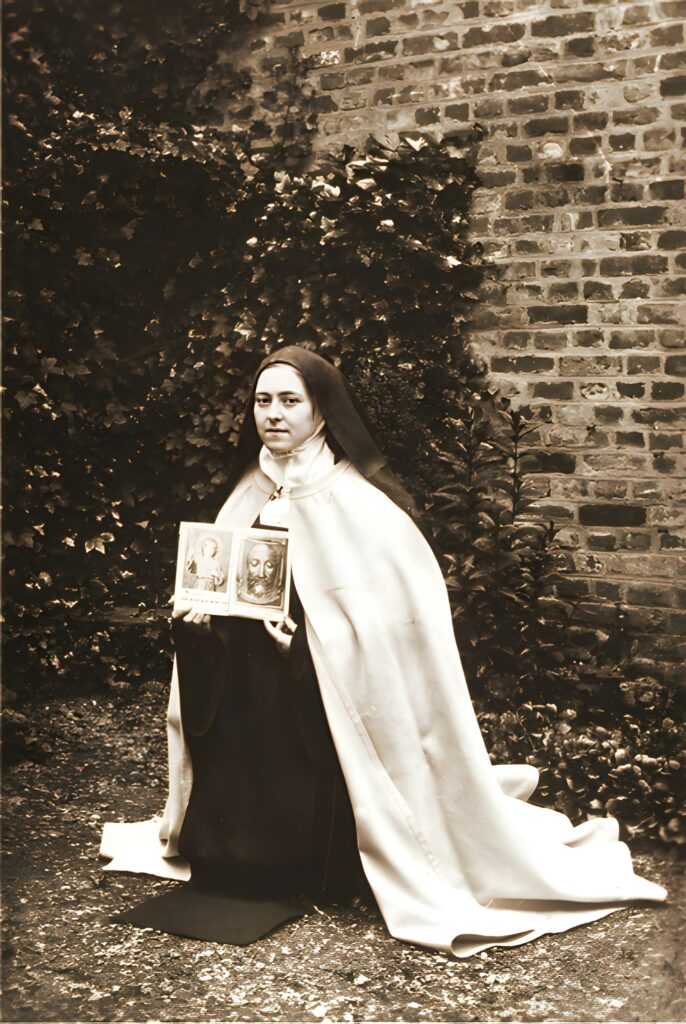 Santa Teresinha no Carmelo de Lisieux, vivendo a obediência perfeita e o amor sacrificante.